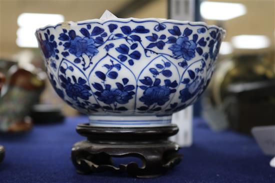A Chinese Kangxi blue and white fluted bowl, decorated with flowers, with stand diameter 14.5cm height 7cm